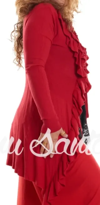 Chaqueta de punto roja con volantes.