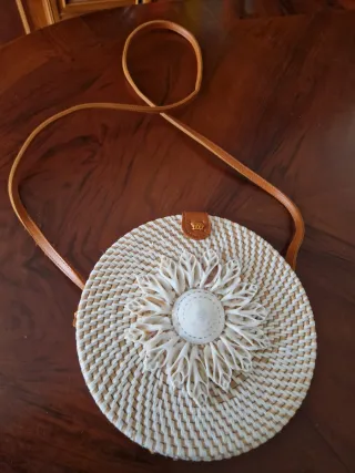 Bolso artesanal redondo con flor de conchas