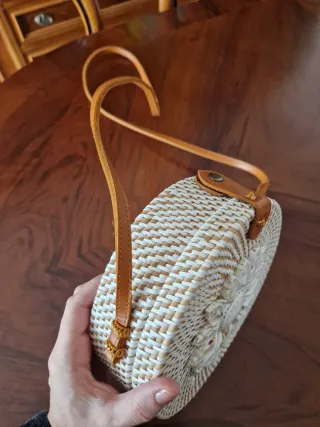 Bolso artesanal redondo con flor de conchas