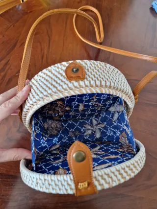 Bolso artesanal redondo con flor de conchas