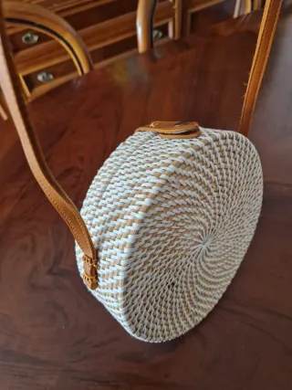 Bolso artesanal redondo con flor de conchas