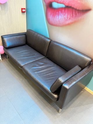 Sofa de cuero sala de espera