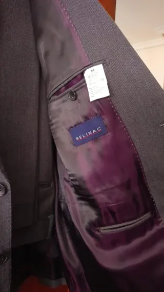 Traje de hombre gris con corbata