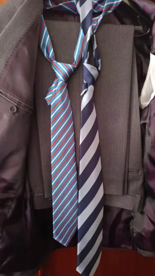 Traje de hombre gris con corbata