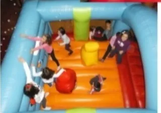 Autoservicio Castillo hinchable y colchonetas 30€