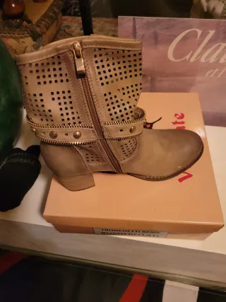 Stivali donna beige con dettagli oro