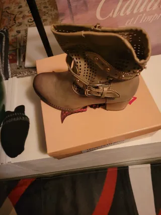 Stivali donna beige con dettagli oro