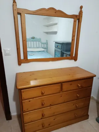 Cómoda de madera con espejo