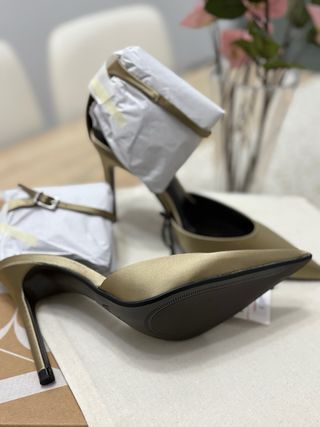 Zapatos de tacón Zara dorados talla 36