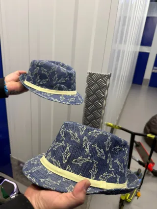 Sombrero infantil azul con tiburones