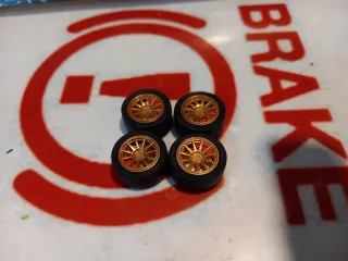 4 Llantas Plástico Doradas con Neumáticos