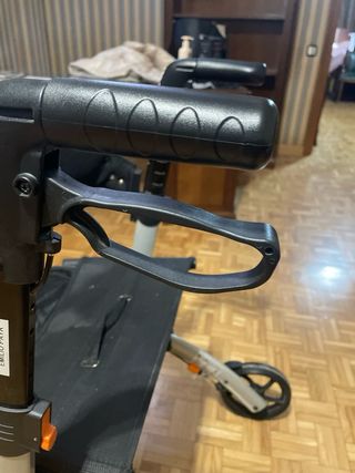 Andador Plegable con Asiento y Bolsa Marca BCOrtho