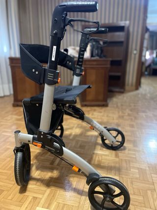 Andador Plegable con Asiento y Bolsa Marca BCOrtho