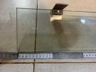 Scaffale in vetro con supporti metallici