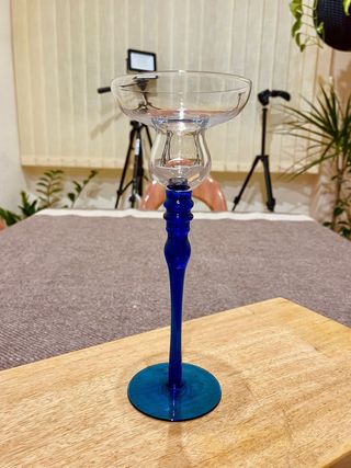 Candelabro decorativo de vidrio con base azul