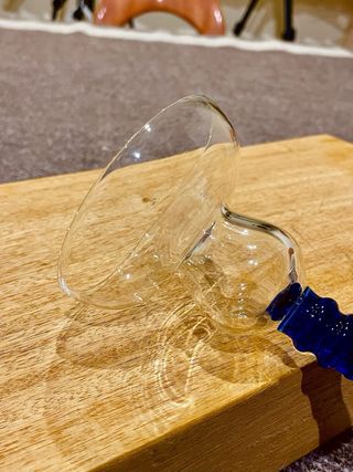 Candelabro decorativo de vidrio con base azul