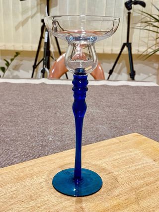 Candelabro decorativo de vidrio con base azul