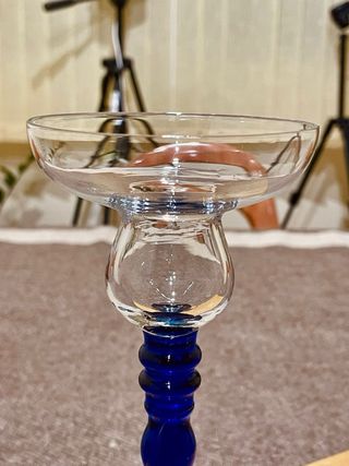 Candelabro decorativo de vidrio con base azul