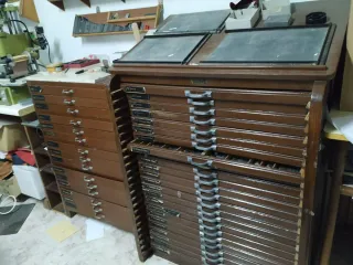 Máquina de hot stamping antigua con tipos