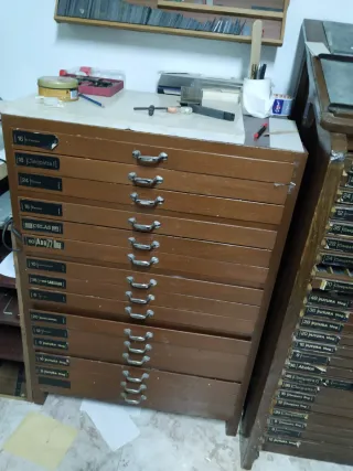 Máquina de hot stamping antigua con tipos