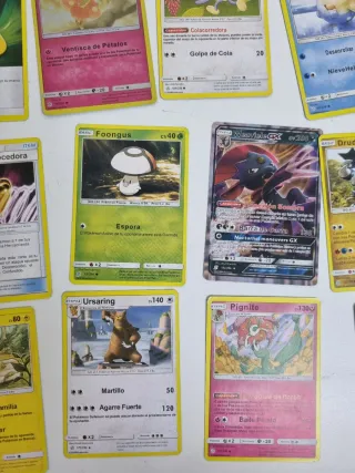 77 Cartas Pokémon + Caja. Cartas no originales