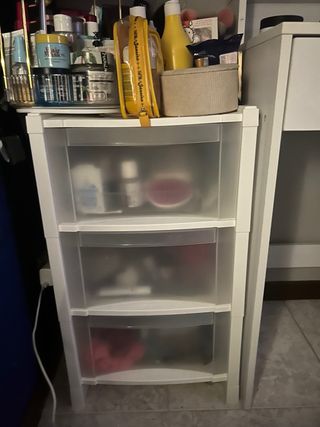 Cassettiera bianca in plastica