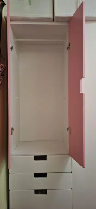 Armario Estuva Ikea rosa y blanco.