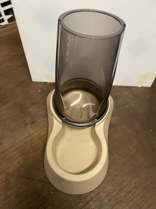 Dispenser cibo per animali senza coperchio