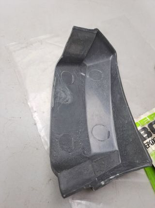 BRC8807 Acabado goma izq parachoques Rover SD1