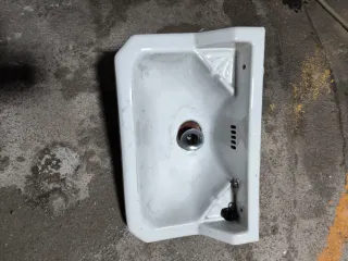 Lavabo antiguo de cerámica blanco