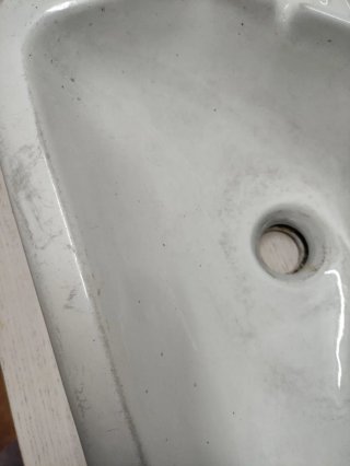 Lavabo antiguo de cerámica blanco