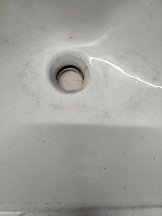 Lavabo antiguo de cerámica blanco