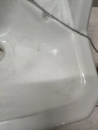 Lavabo antiguo de cerámica blanco