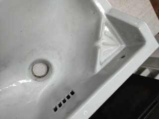 Lavabo antiguo de cerámica blanco