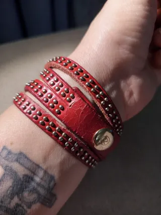 Pulsera Pipa Jean Roja con Tachuelas Doradas