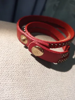 Pulsera Pipa Jean Roja con Tachuelas Doradas