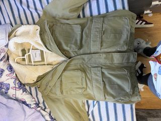 Abrigo Bershka verde militar forro sherpa
