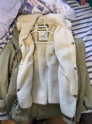 Abrigo Bershka verde militar forro sherpa