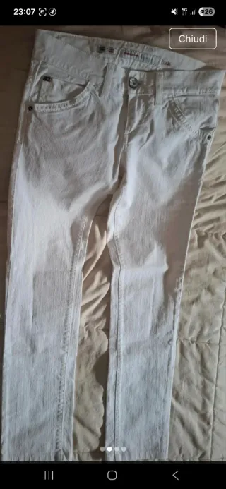 Jeans bianchi con zip