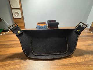 Riñonera de piel negra echo a mano