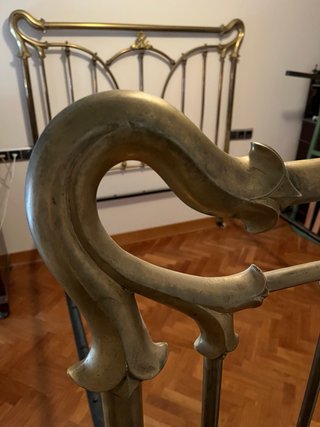Cama de bronce antigua para restaurar