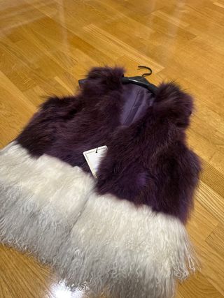 Chaleco de piel morado y blanco
