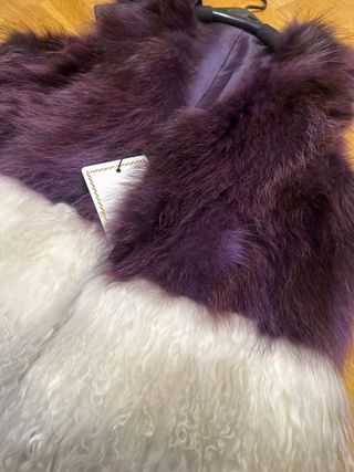 Chaleco de piel morado y blanco