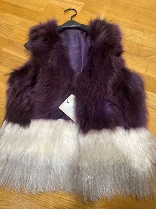 Chaleco de piel morado y blanco