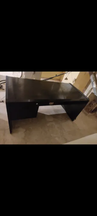 Mesa de estudio y oficina negra de madera