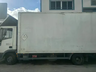 Camion con puerta elevadora