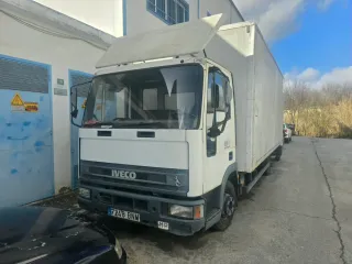 Camion con puerta elevadora