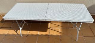 Mesa plegable blanca para jardín