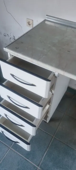 Cocina modular blanca y gris