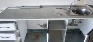 Cocina modular blanca y gris